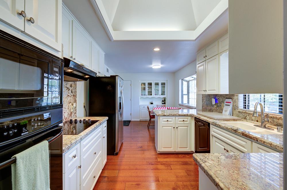 825 E Fallbrook Ave, Fresno, CA 93720