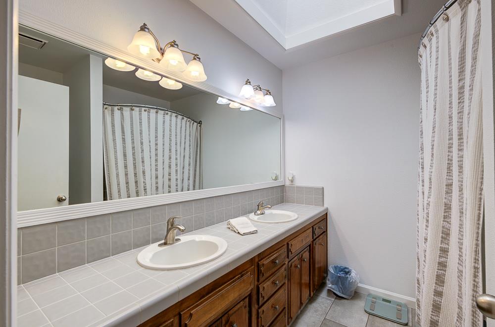 825 E Fallbrook Ave, Fresno, CA 93720