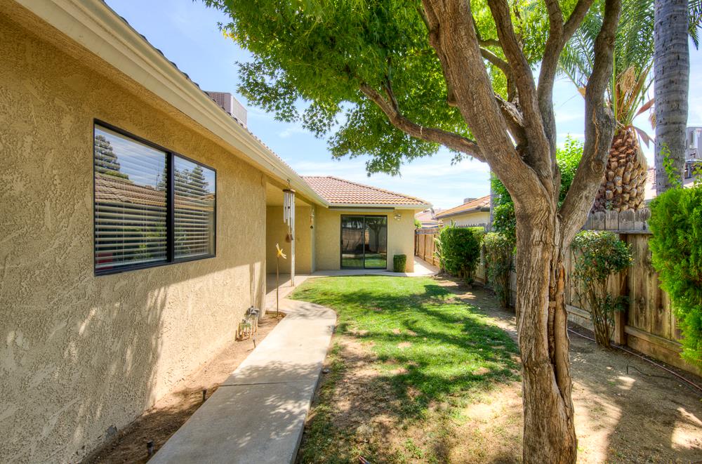 825 E Fallbrook Ave, Fresno, CA 93720