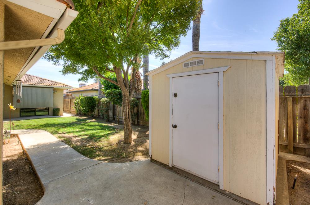 825 E Fallbrook Ave, Fresno, CA 93720