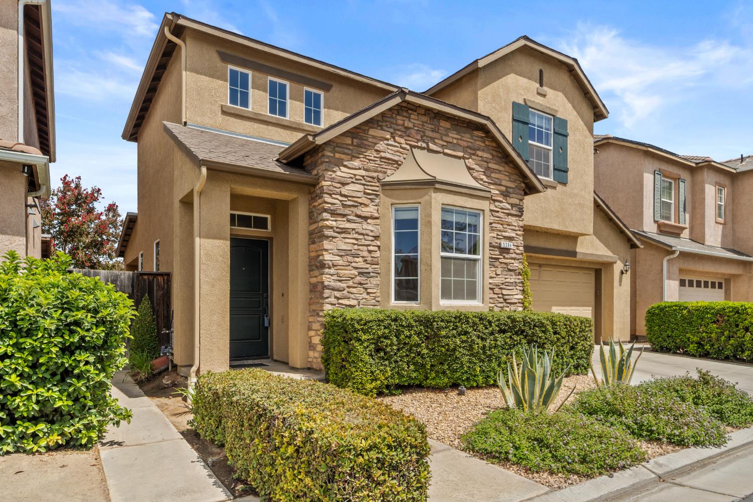 5284 W King Fisher Ln, Fresno, CA 93722