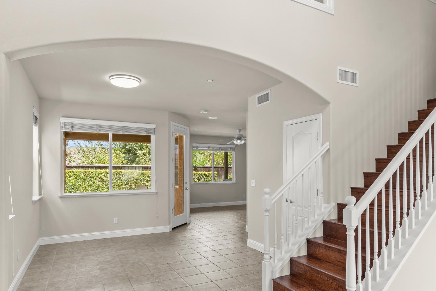 5284 W King Fisher Ln, Fresno, CA 93722