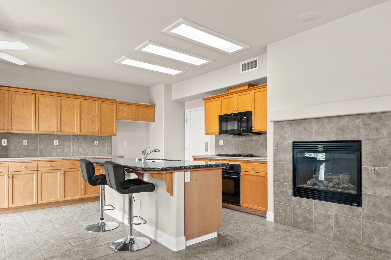 5284 W King Fisher Ln, Fresno, CA 93722