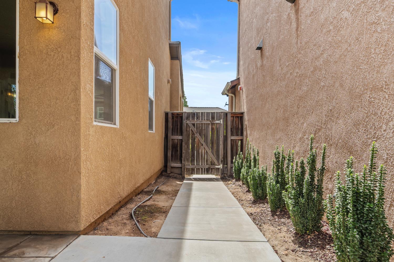5284 W King Fisher Ln, Fresno, CA 93722
