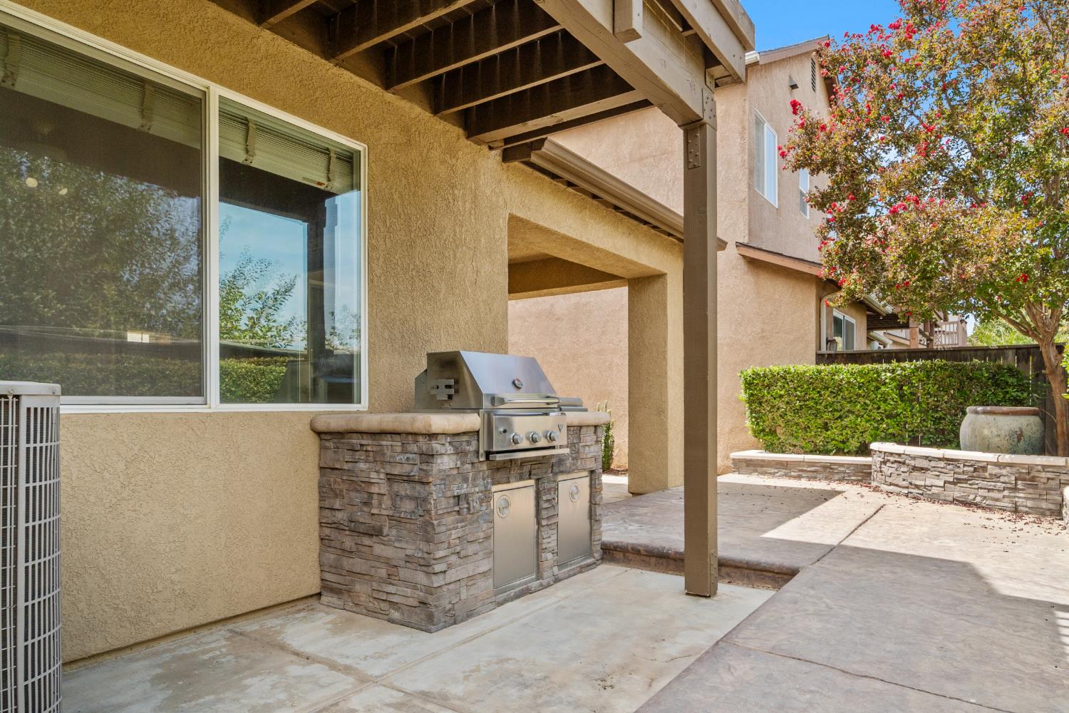 5284 W King Fisher Ln, Fresno, CA 93722