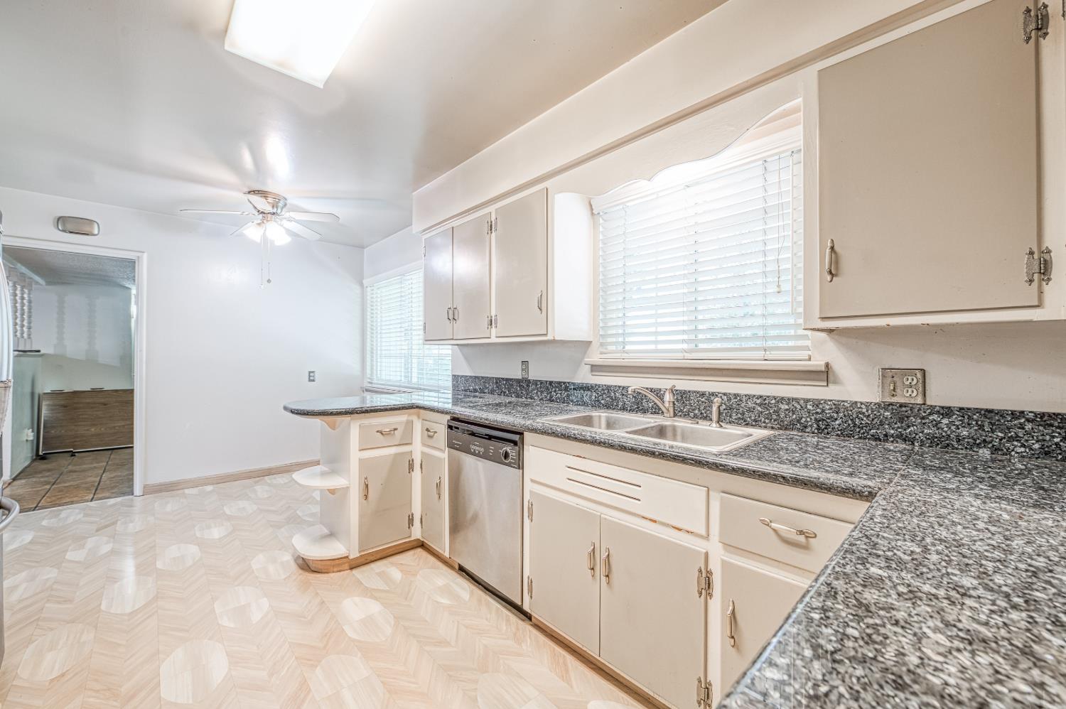 1685 W San Ramon Ave, Fresno, CA 93711