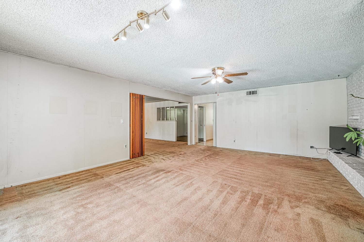 1685 W San Ramon Ave, Fresno, CA 93711