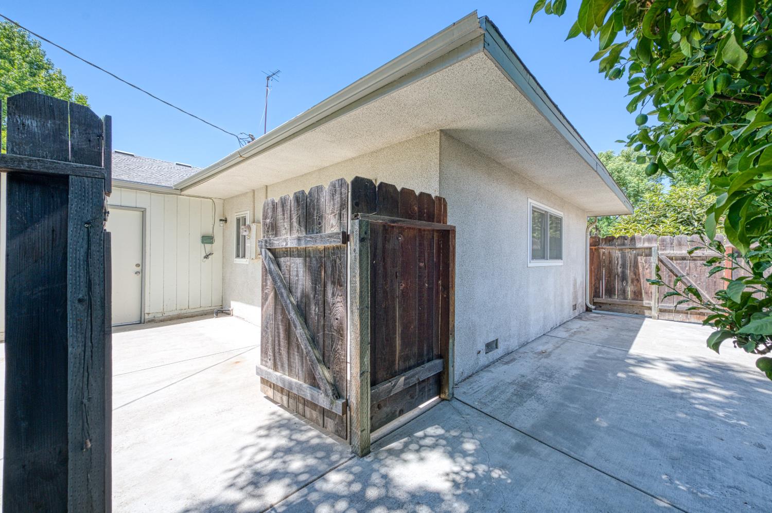 1685 W San Ramon Ave, Fresno, CA 93711