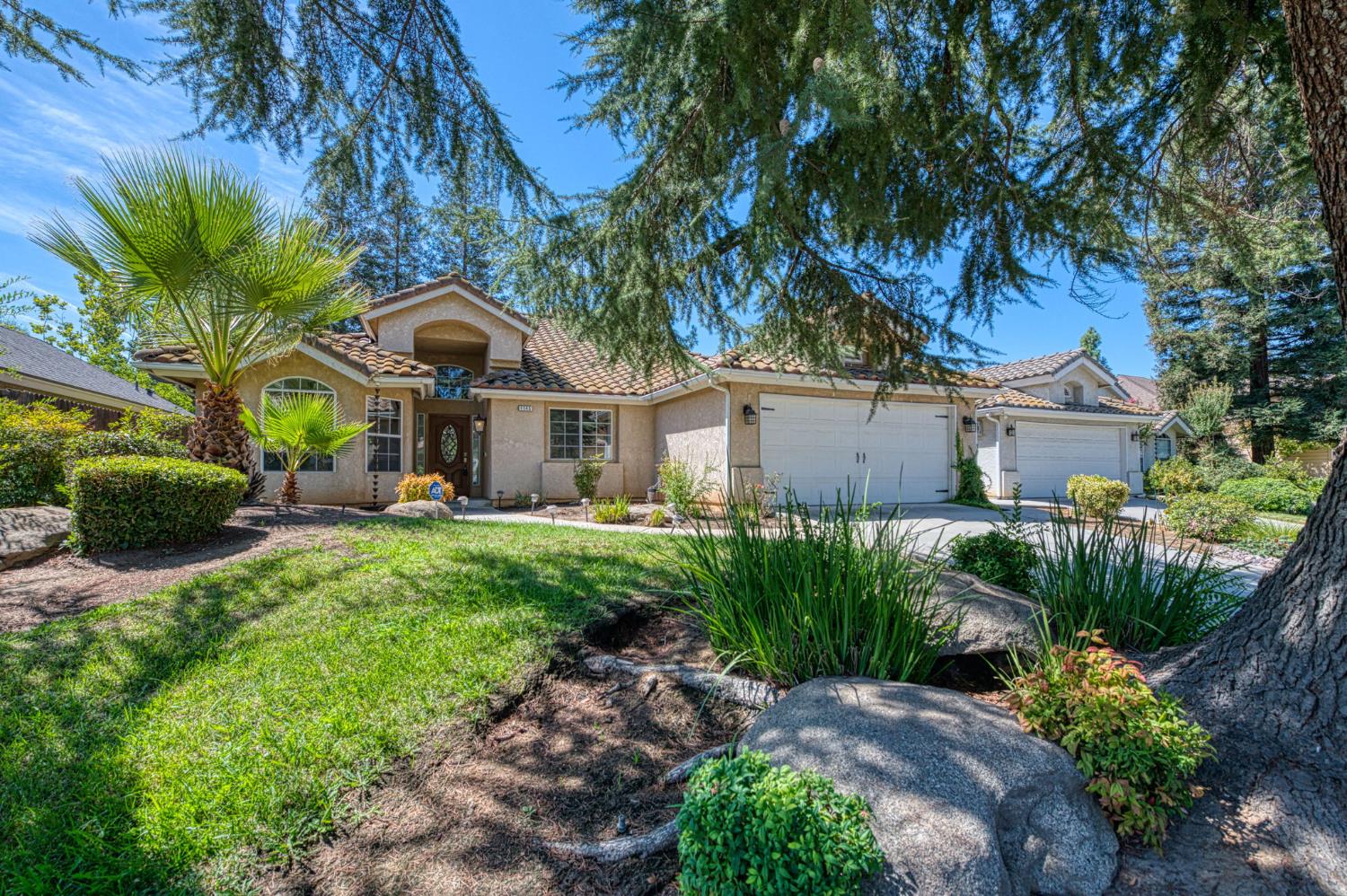 1145 E Woodhaven Ln, Fresno, CA 93720