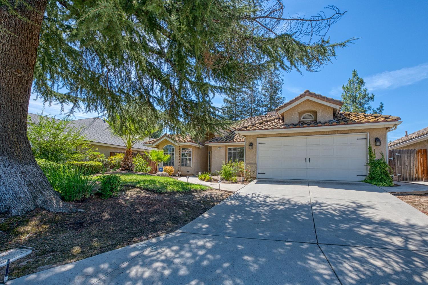 1145 E Woodhaven Ln, Fresno, CA 93720