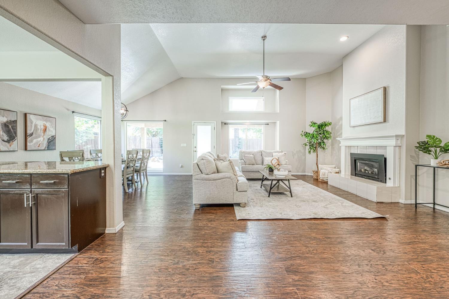 1145 E Woodhaven Ln, Fresno, CA 93720