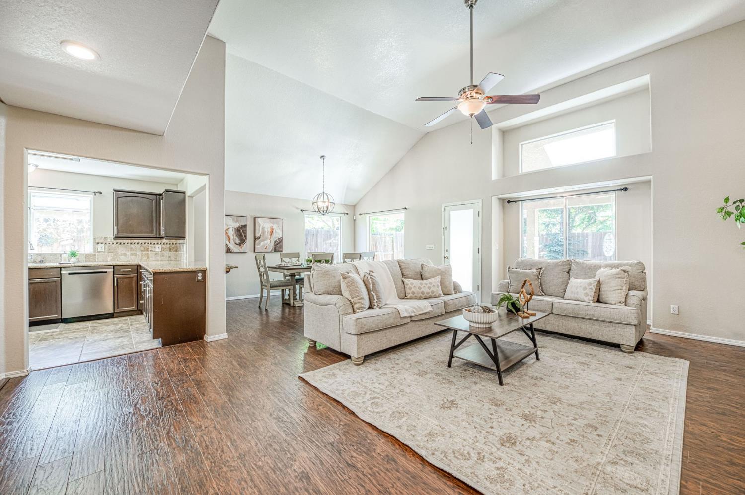 1145 E Woodhaven Ln, Fresno, CA 93720