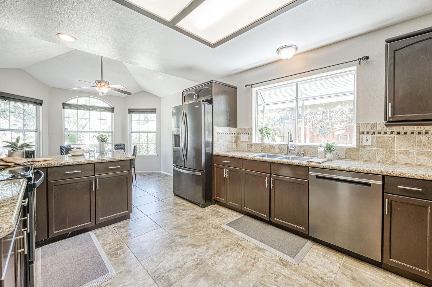 1145 E Woodhaven Ln, Fresno, CA 93720