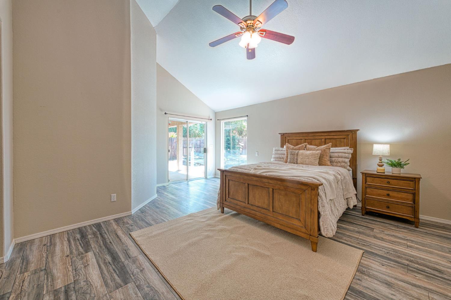 1145 E Woodhaven Ln, Fresno, CA 93720