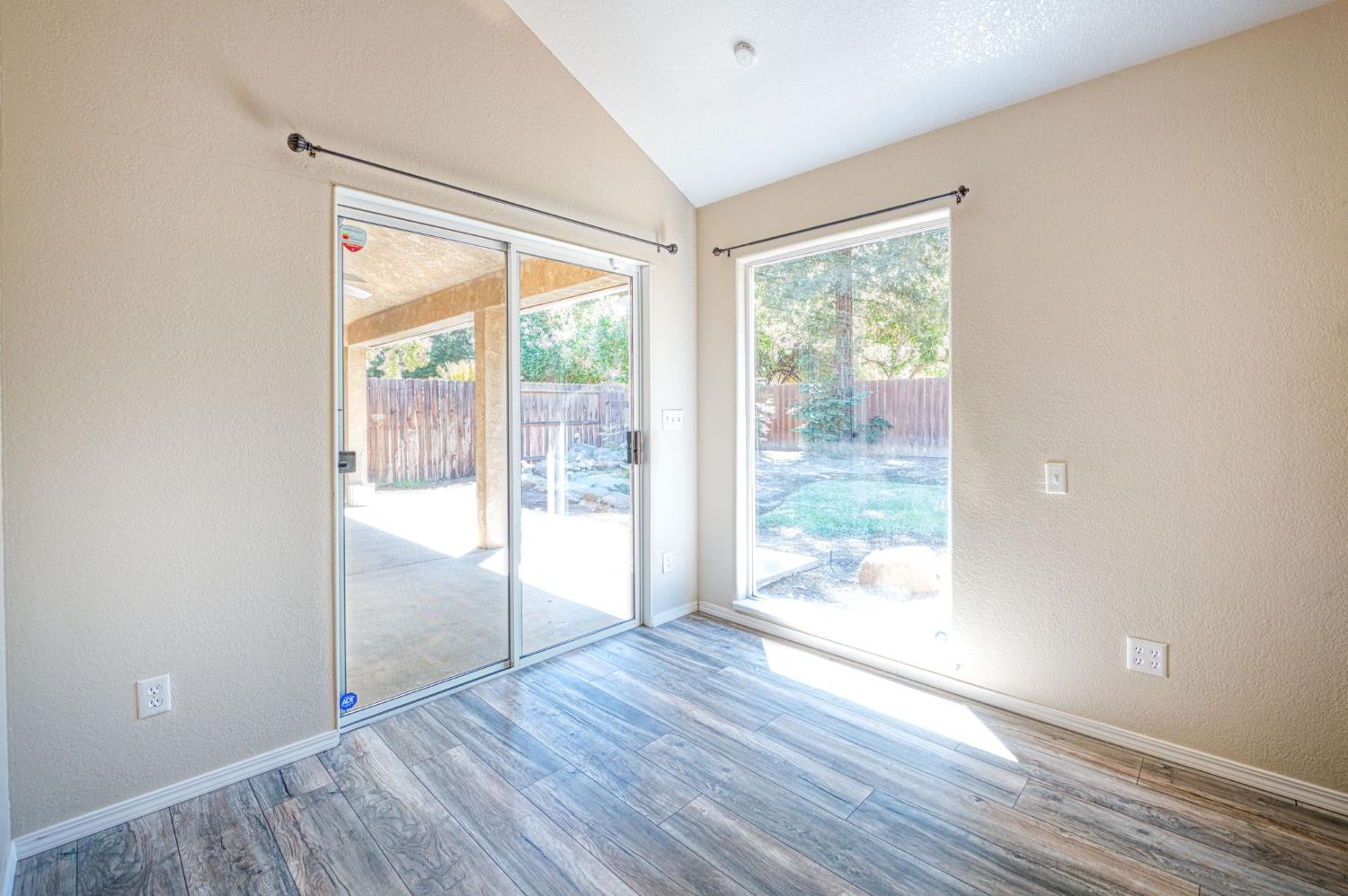 1145 E Woodhaven Ln, Fresno, CA 93720