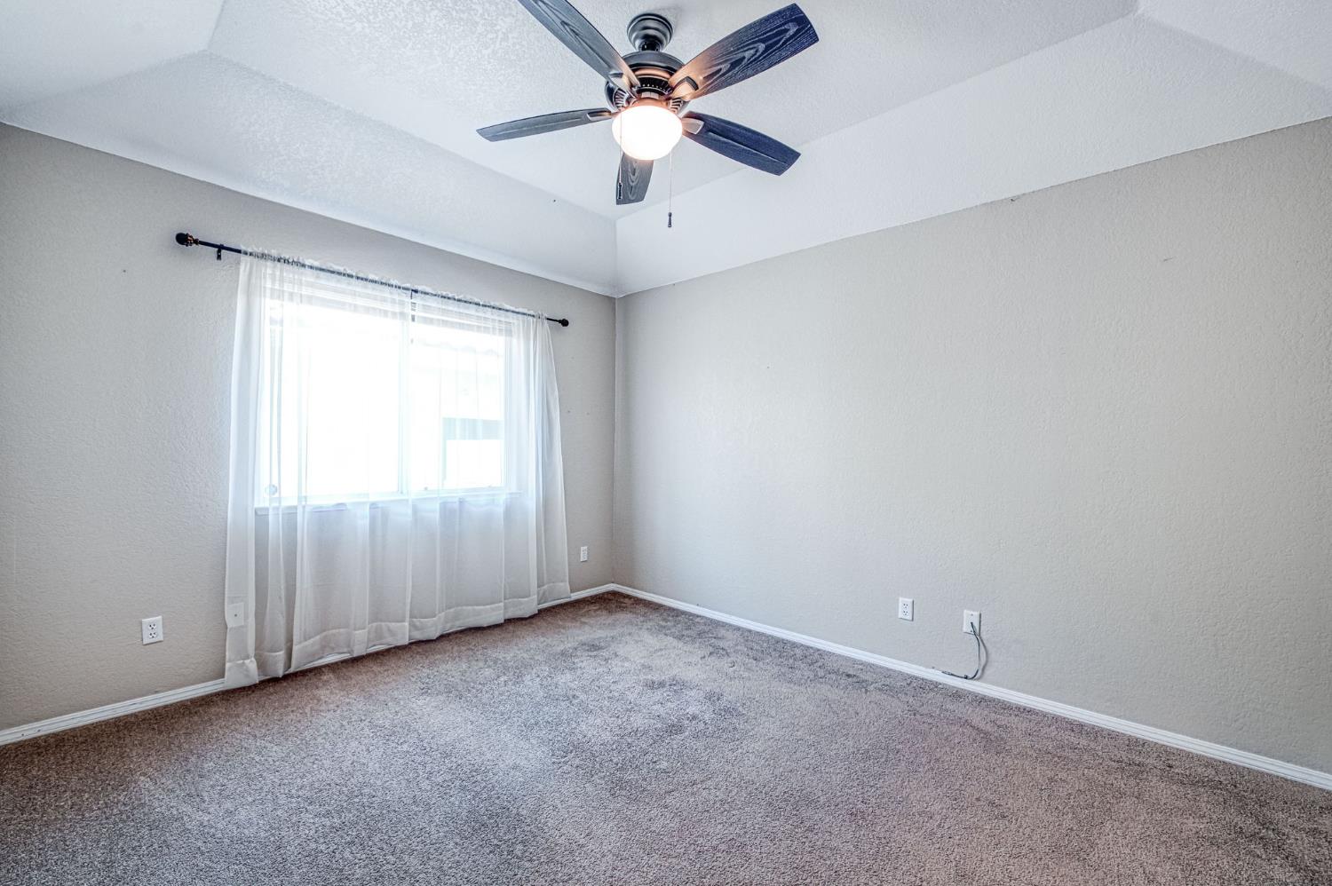 1145 E Woodhaven Ln, Fresno, CA 93720