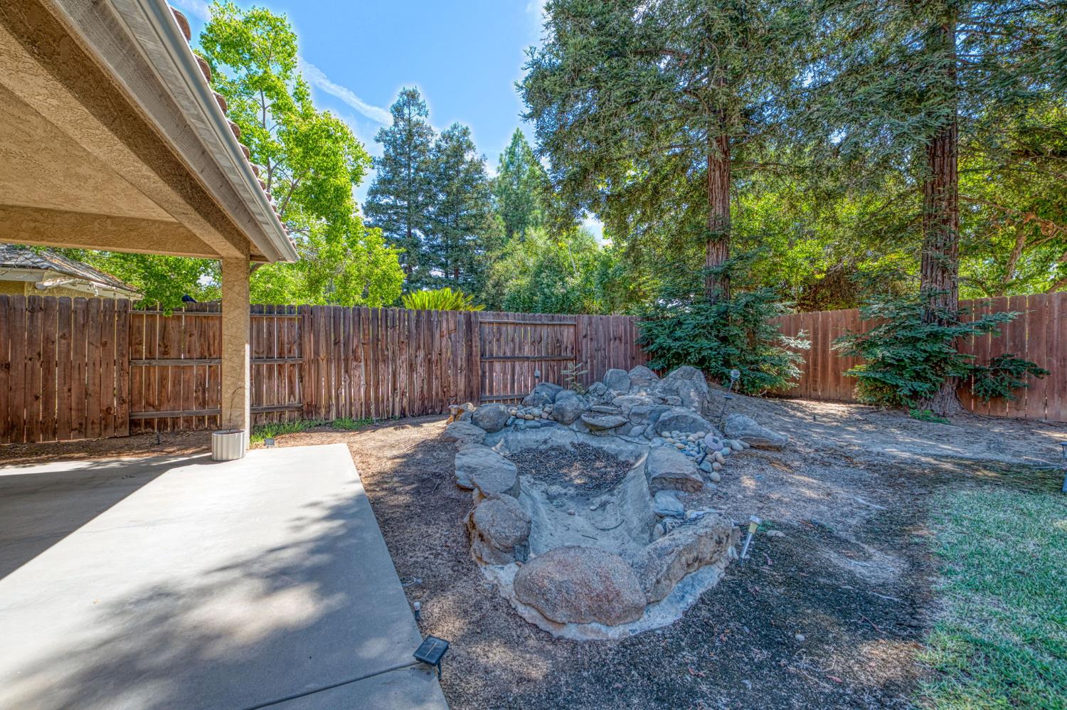 1145 E Woodhaven Ln, Fresno, CA 93720