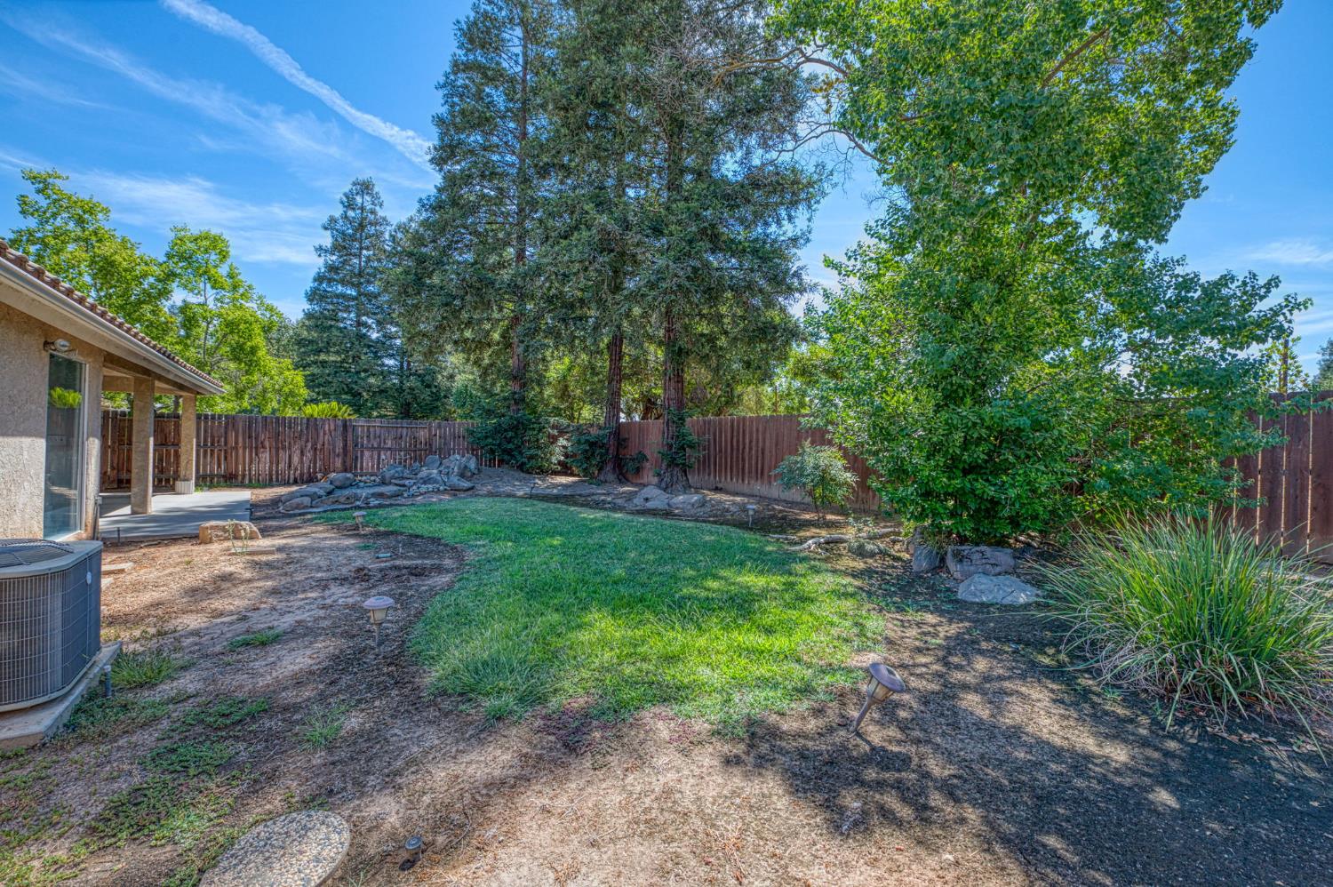 1145 E Woodhaven Ln, Fresno, CA 93720