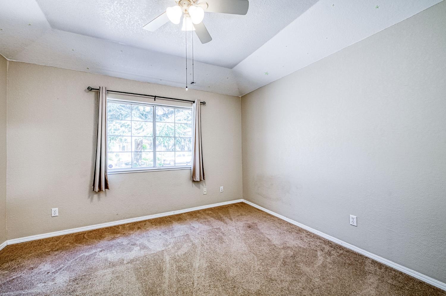 1145 E Woodhaven Ln, Fresno, CA 93720