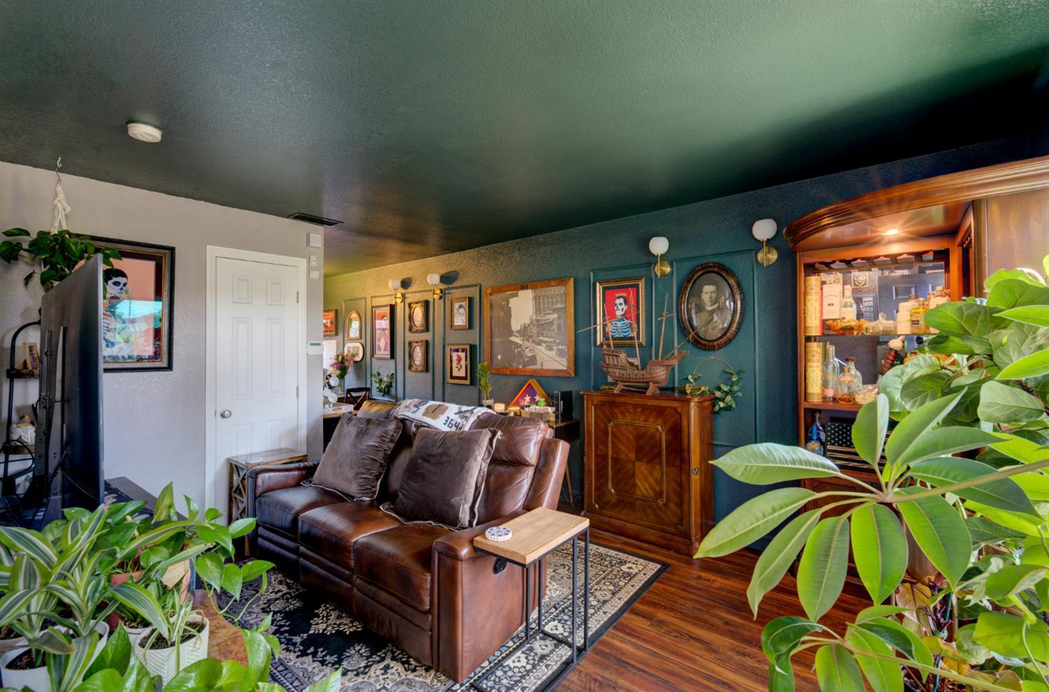 402 N Poplar Ave, Fresno, CA 93701