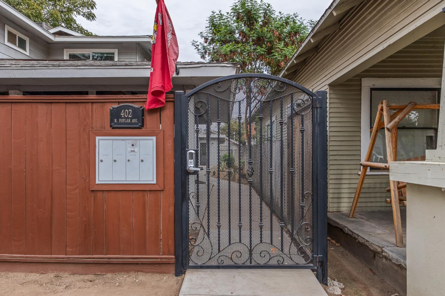 402 N Poplar Ave, Fresno, CA 93701
