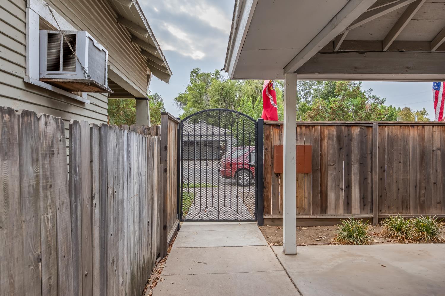 402 N Poplar Ave, Fresno, CA 93701
