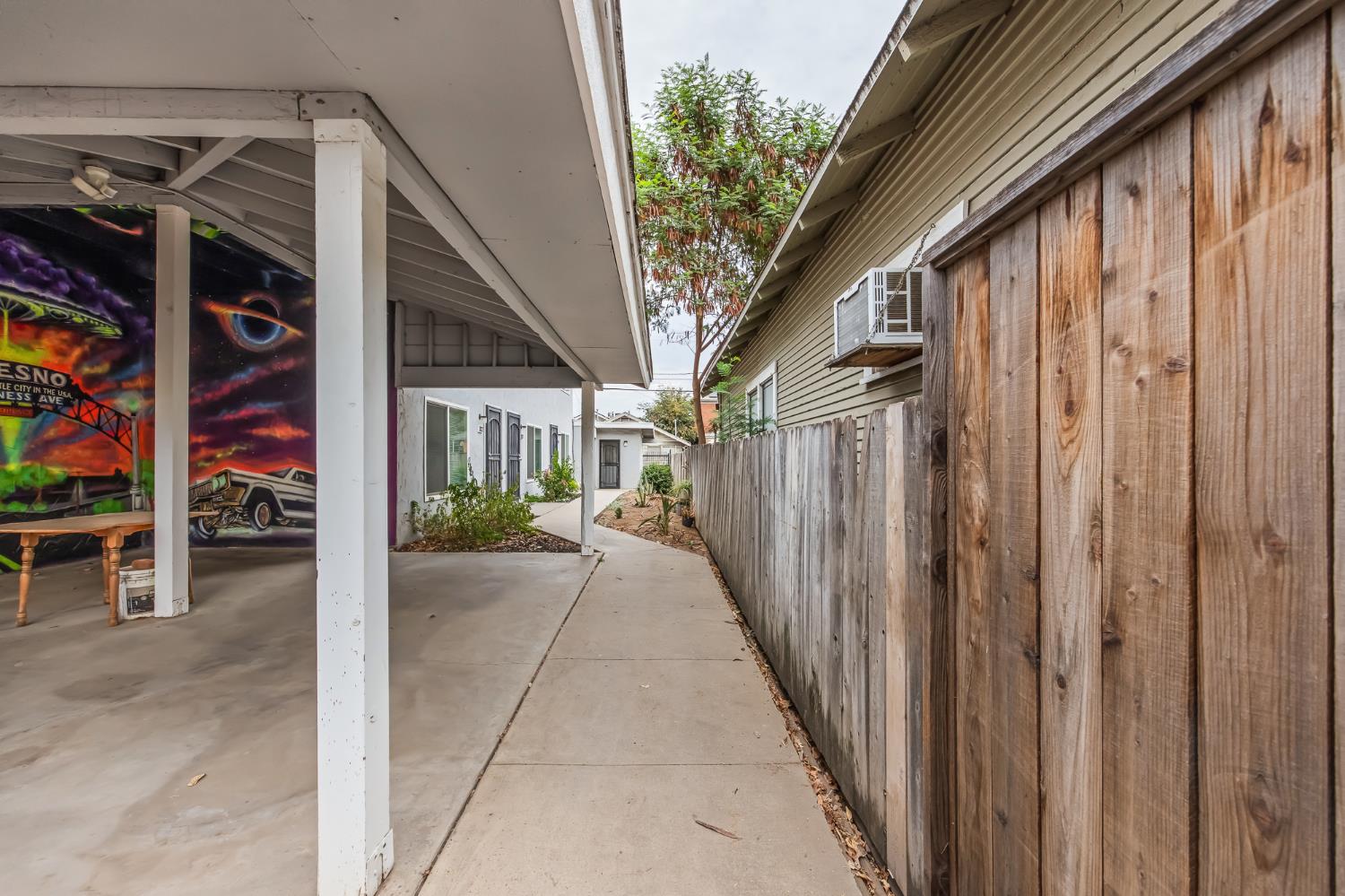 402 N Poplar Ave, Fresno, CA 93701