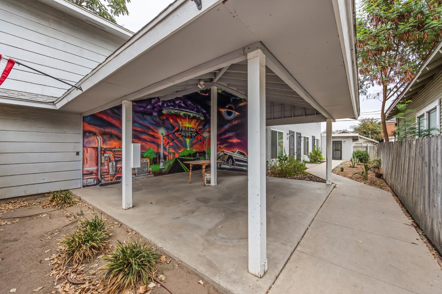402 N Poplar Ave, Fresno, CA 93701