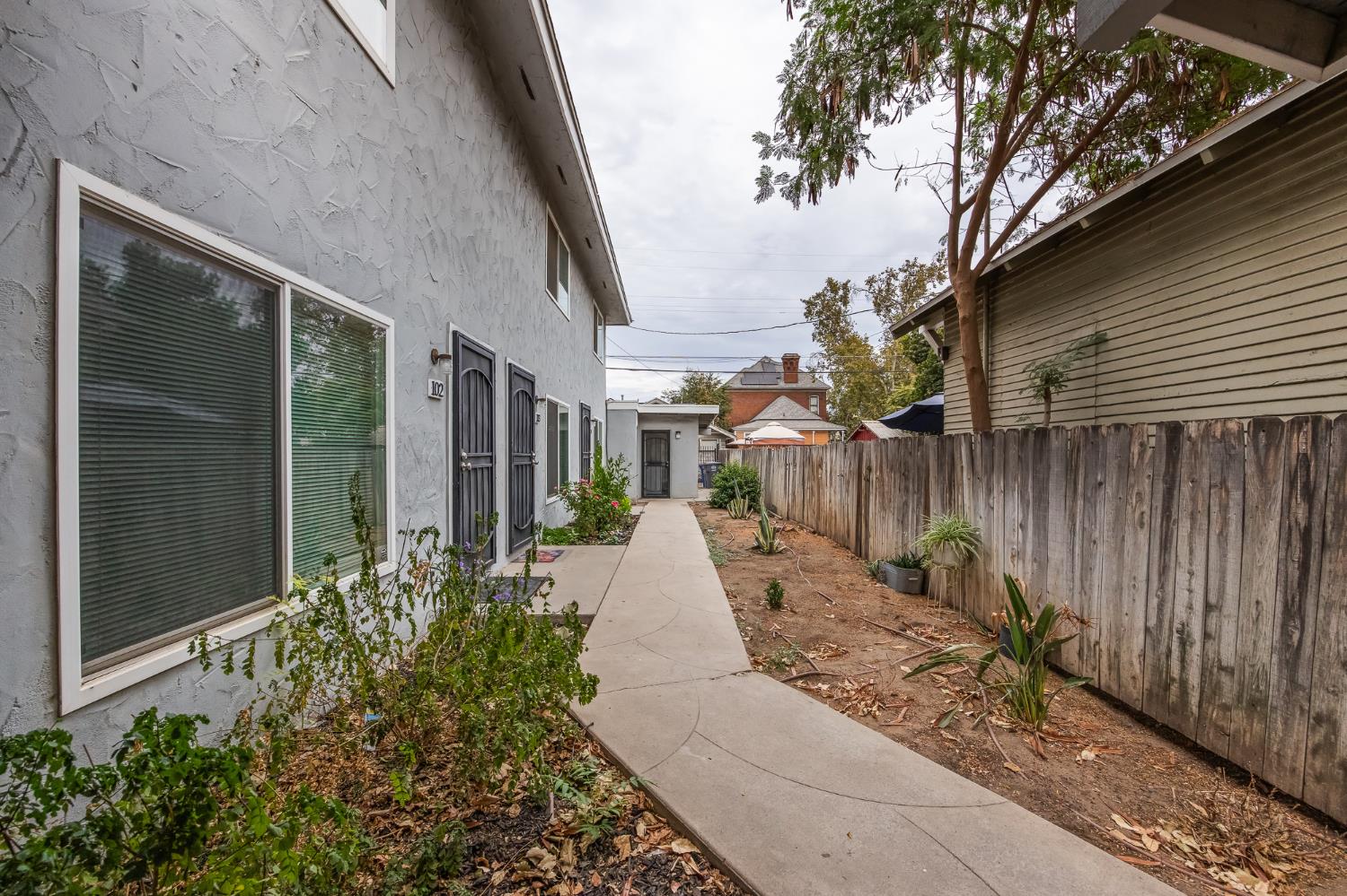 402 N Poplar Ave, Fresno, CA 93701