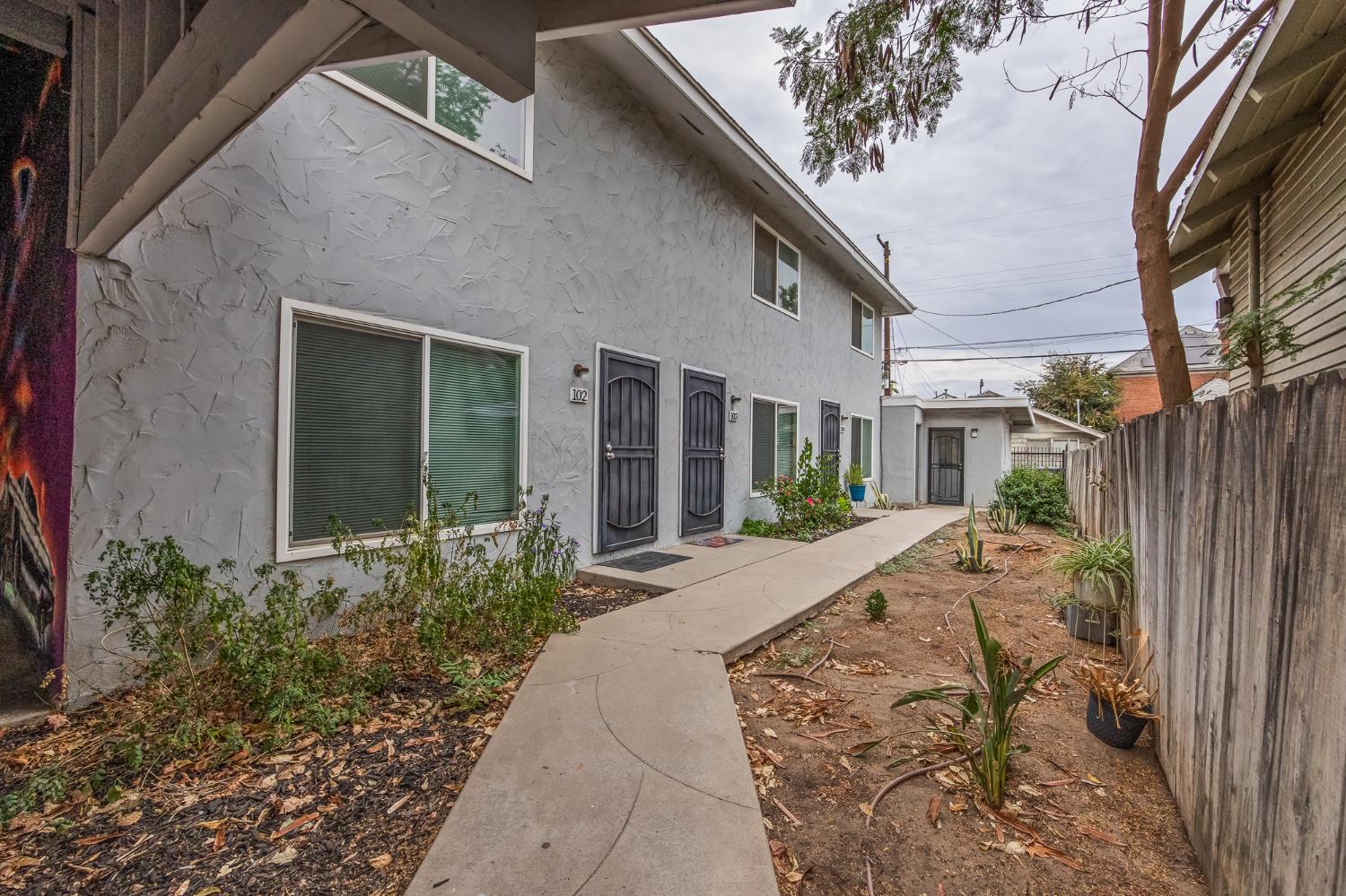 402 N Poplar Ave, Fresno, CA 93701