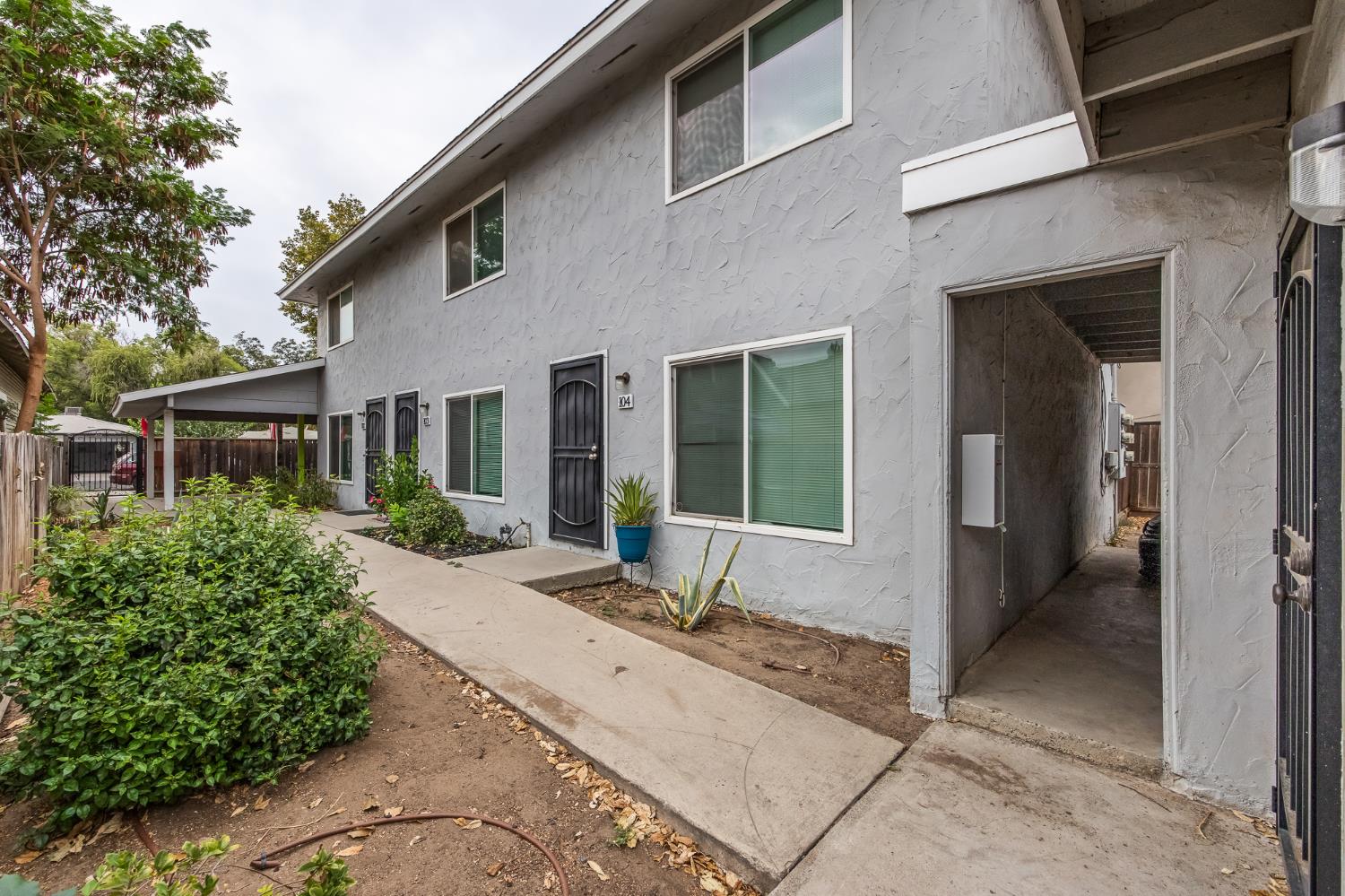 402 N Poplar Ave, Fresno, CA 93701