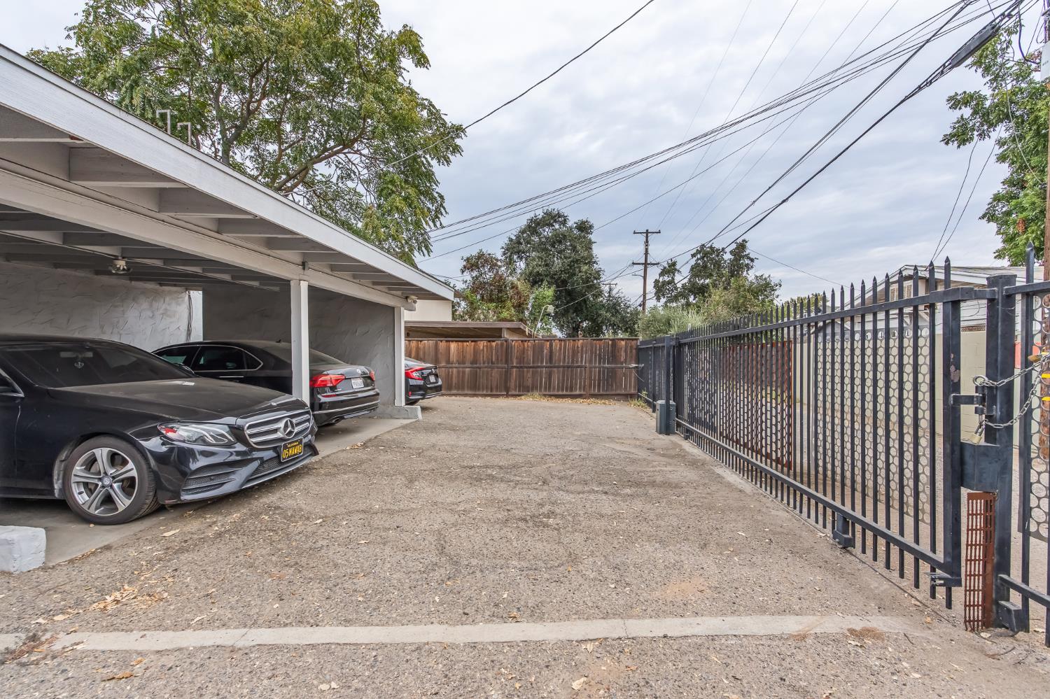 402 N Poplar Ave, Fresno, CA 93701