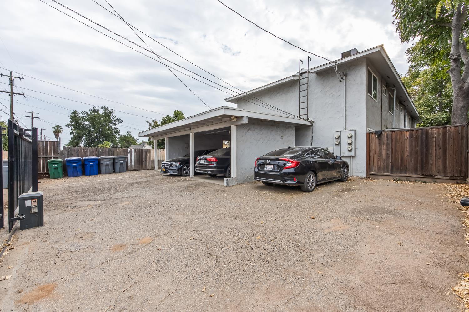402 N Poplar Ave, Fresno, CA 93701