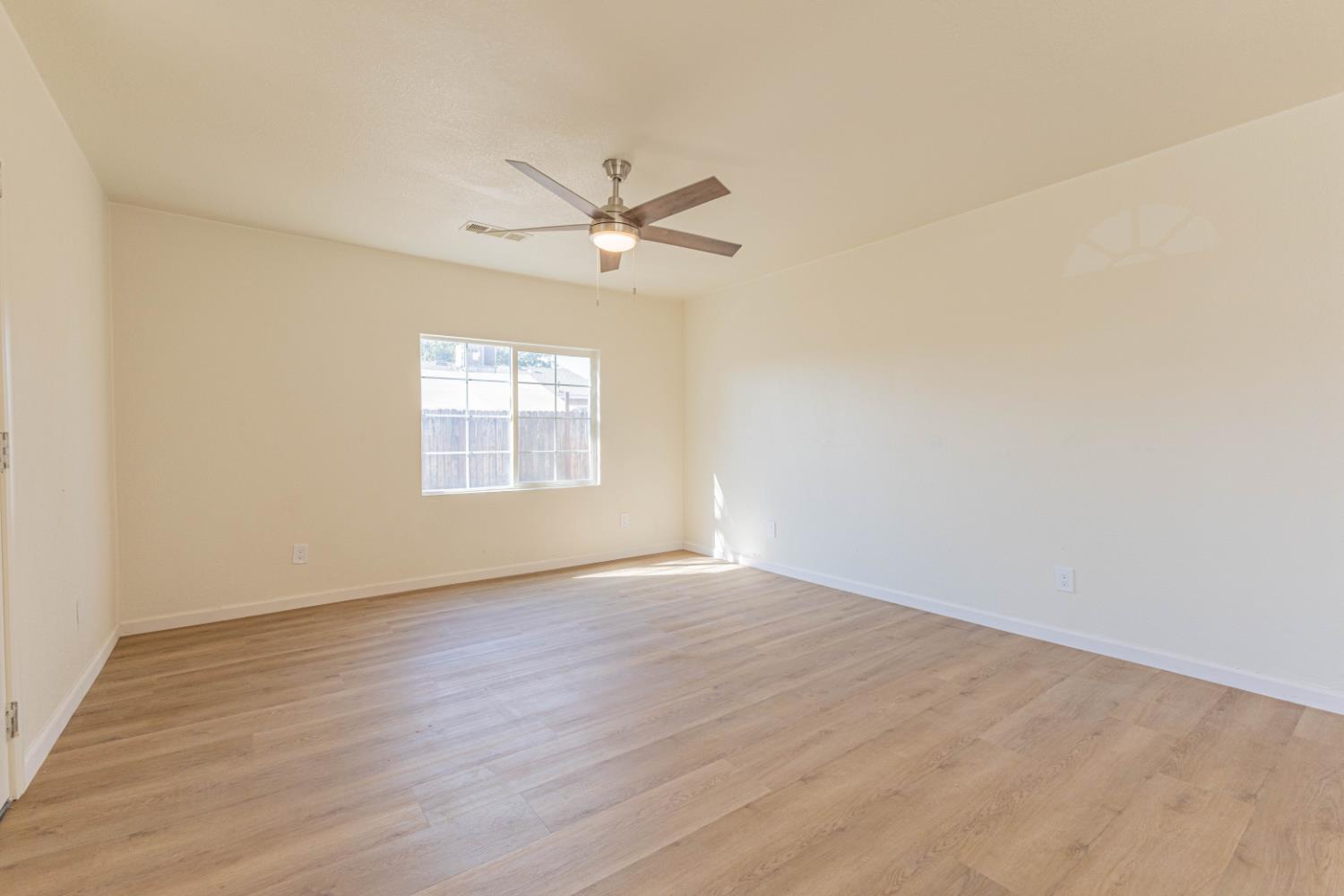 325 S 7th St, Chowchilla, CA 93610