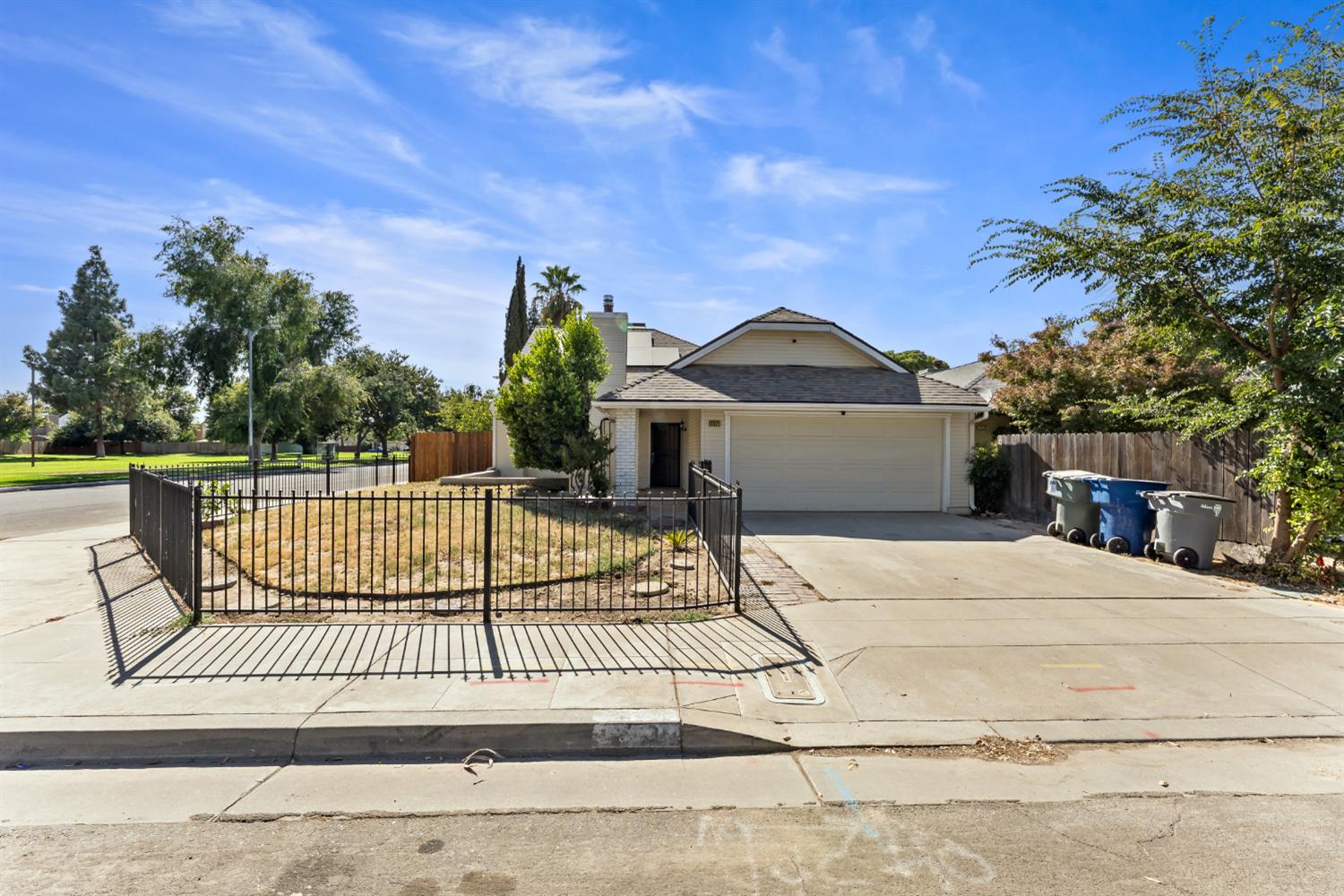 2521 N Selland Ave, Fresno, CA 93722