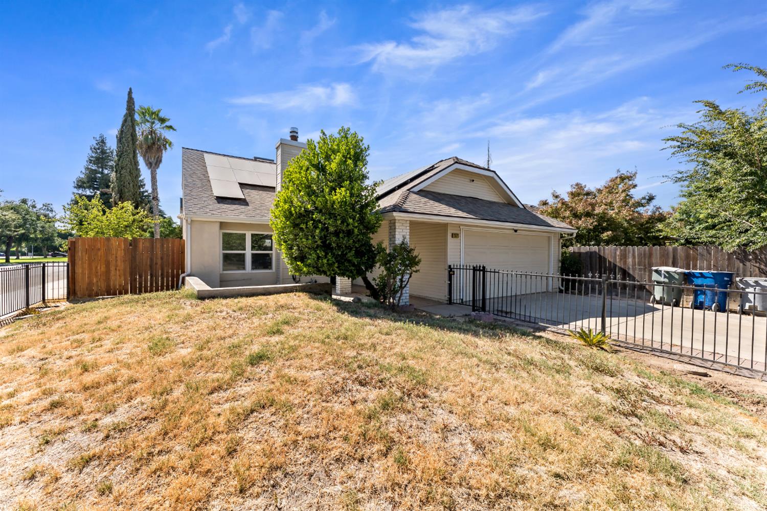 2521 N Selland Ave, Fresno, CA 93722