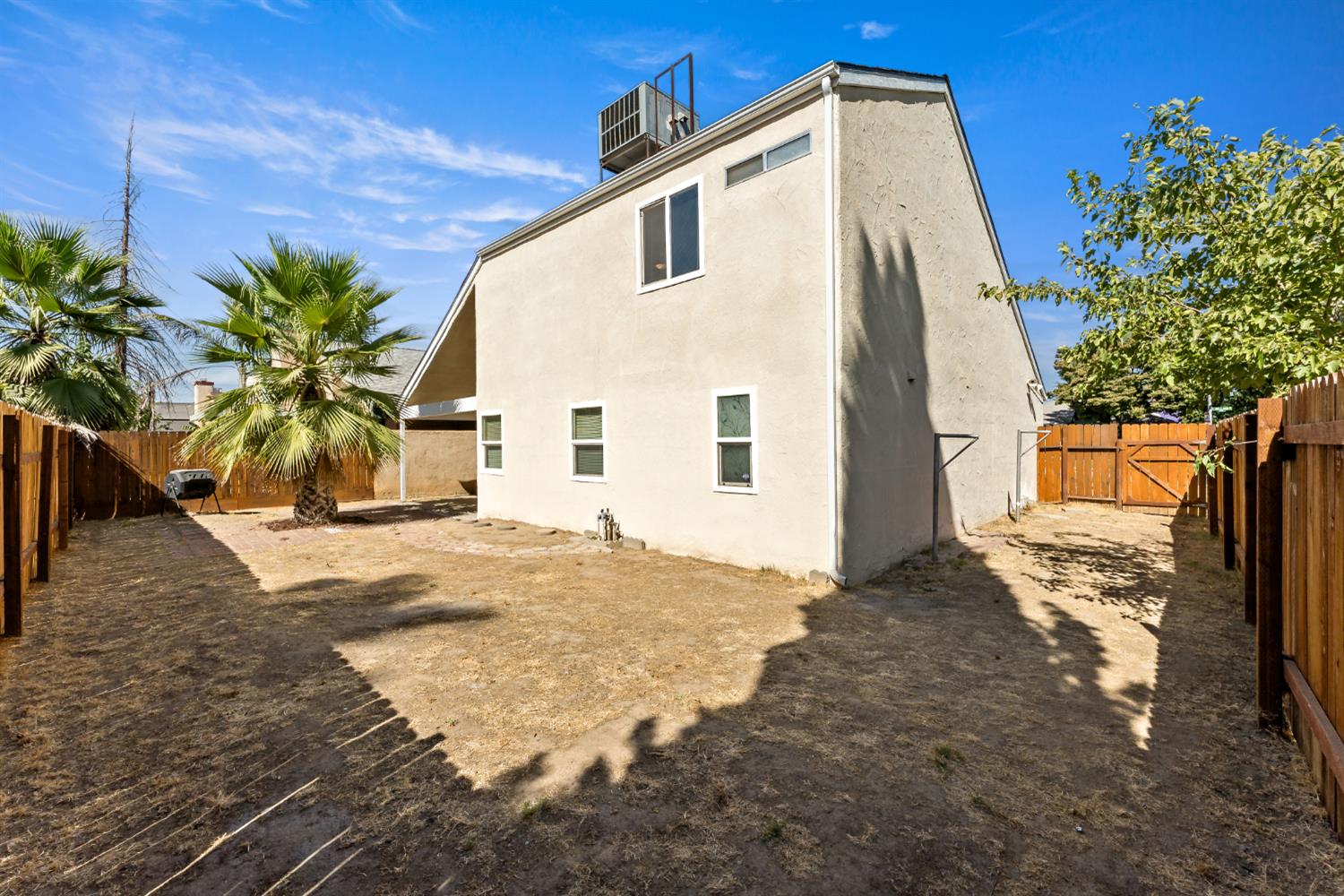 2521 N Selland Ave, Fresno, CA 93722