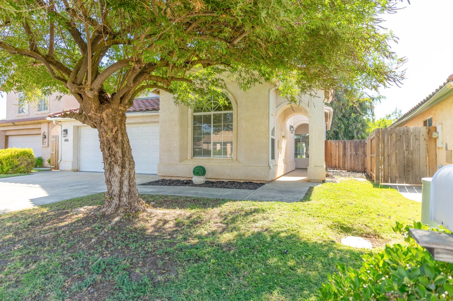 950 Laguna Dr, Lemoore, CA 93245