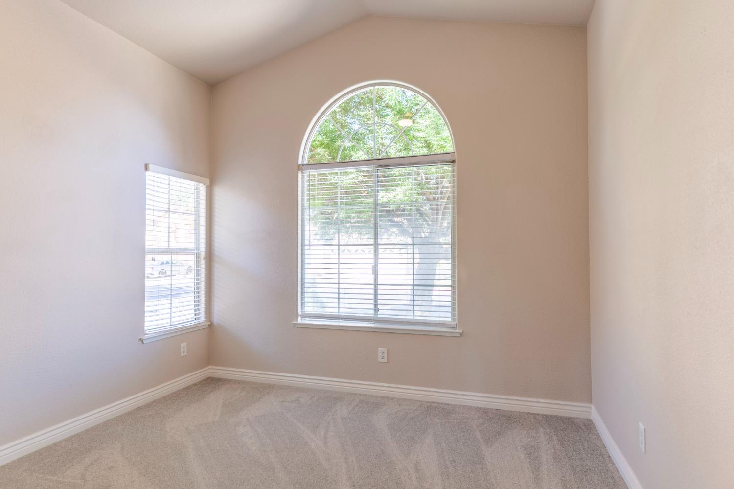 950 Laguna Dr, Lemoore, CA 93245