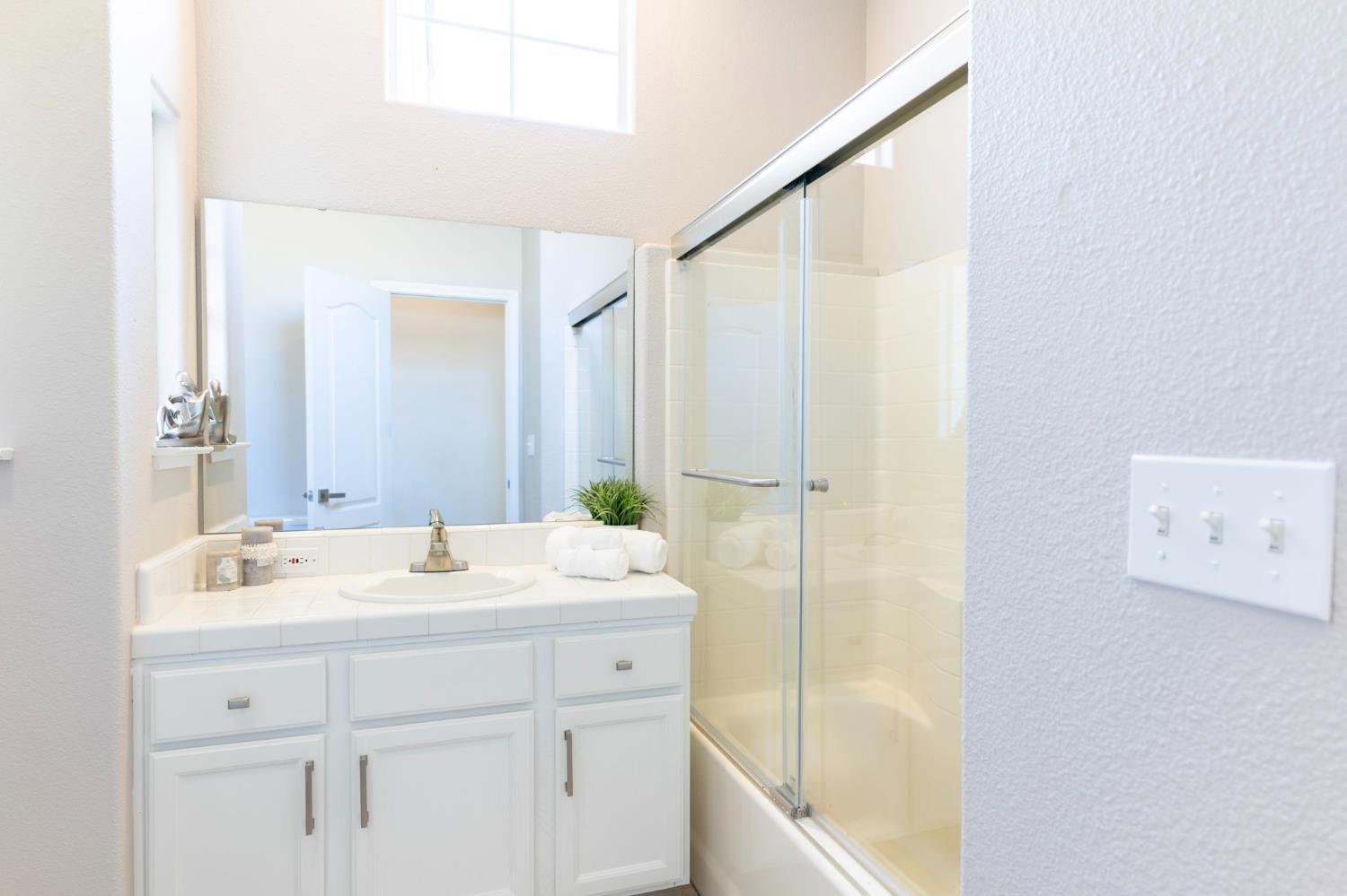 950 Laguna Dr, Lemoore, CA 93245