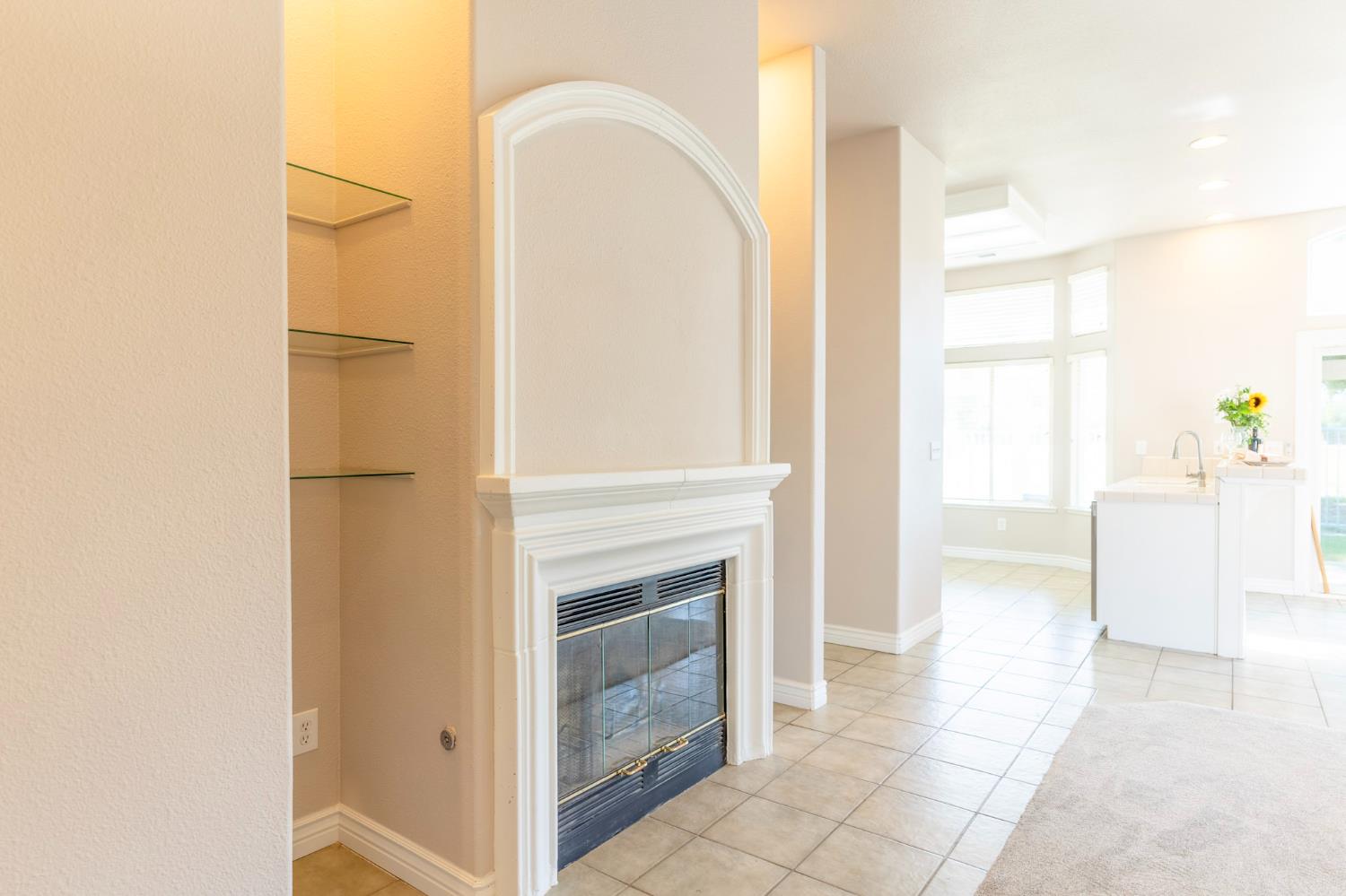 950 Laguna Dr, Lemoore, CA 93245