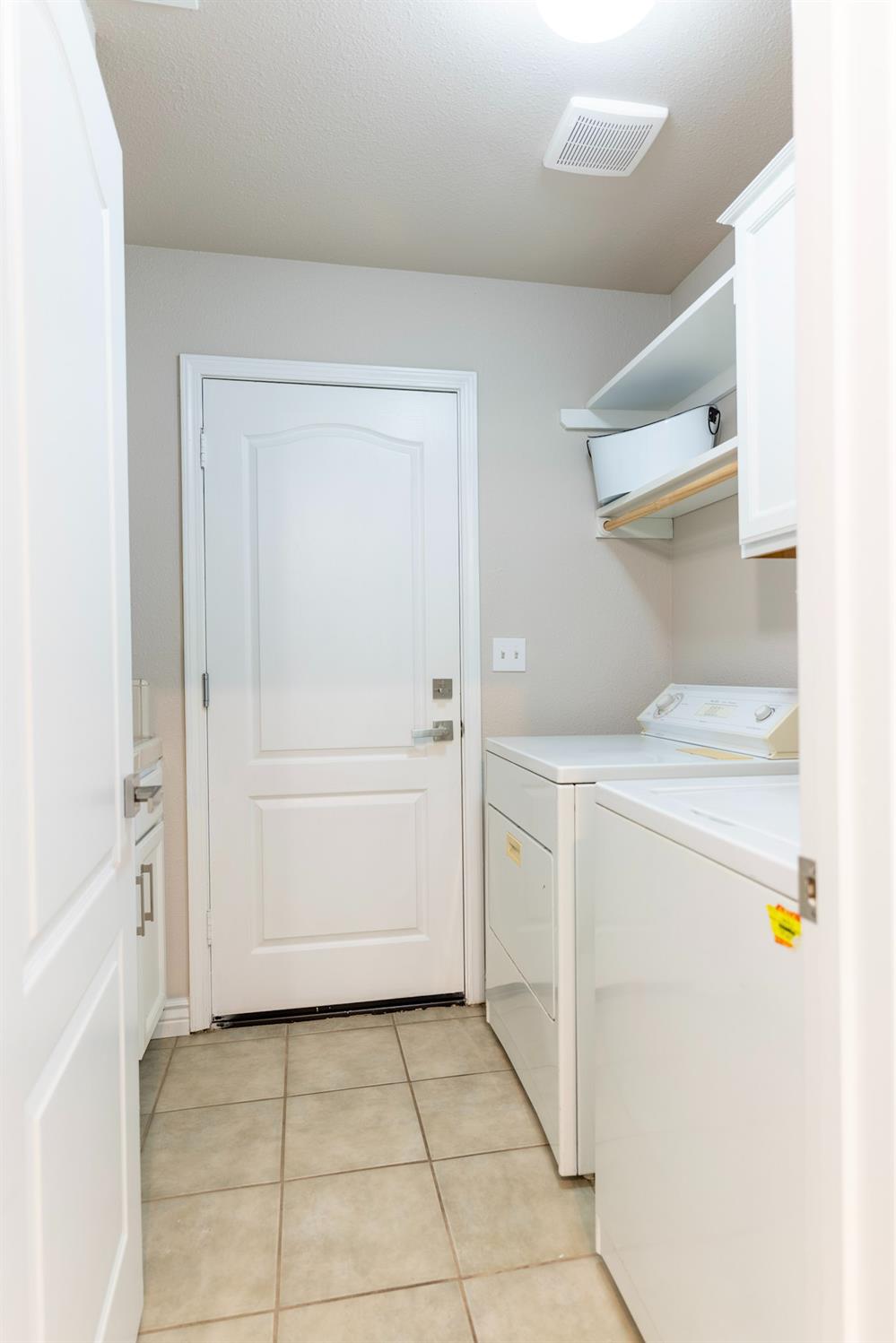950 Laguna Dr, Lemoore, CA 93245