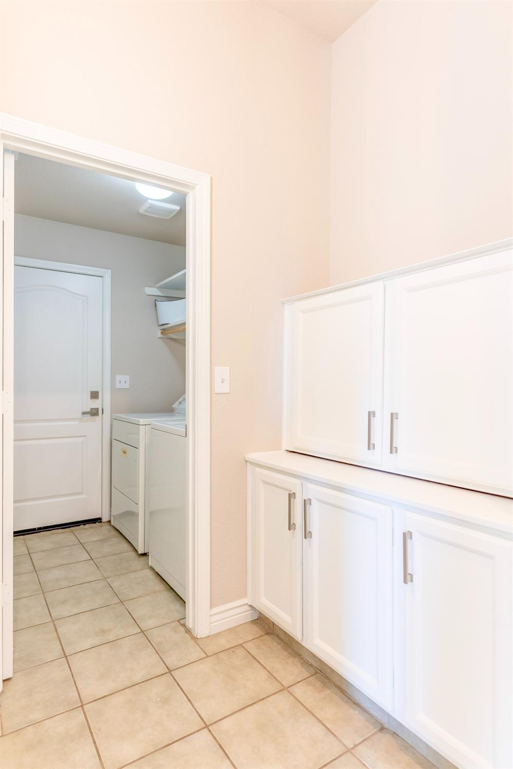 950 Laguna Dr, Lemoore, CA 93245
