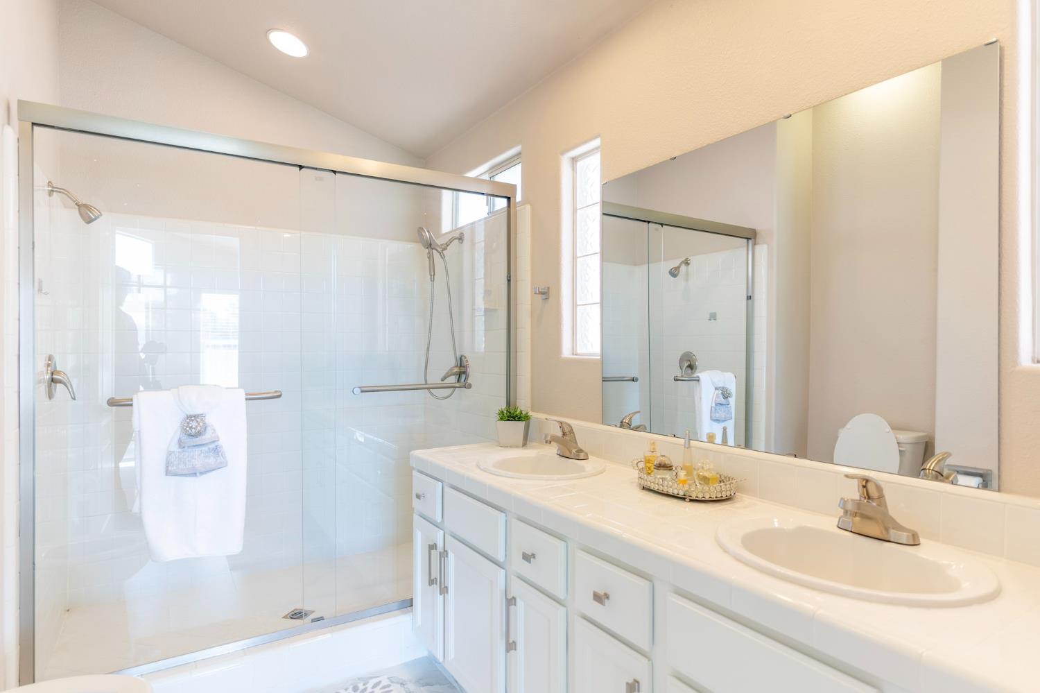 950 Laguna Dr, Lemoore, CA 93245