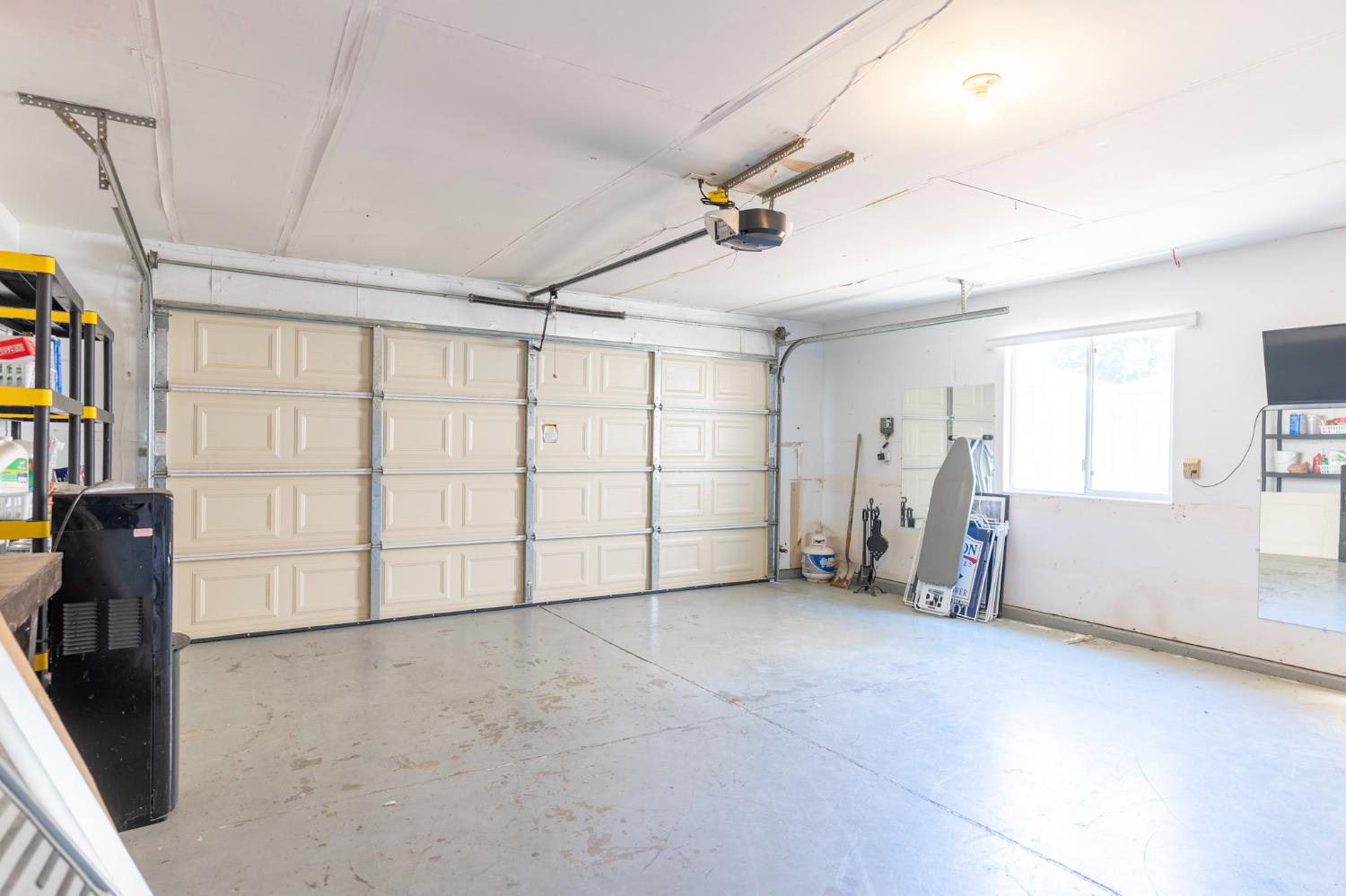 950 Laguna Dr, Lemoore, CA 93245