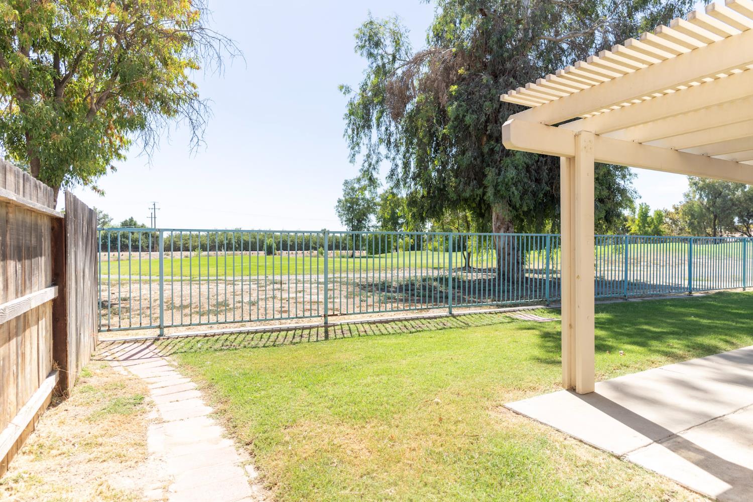 950 Laguna Dr, Lemoore, CA 93245