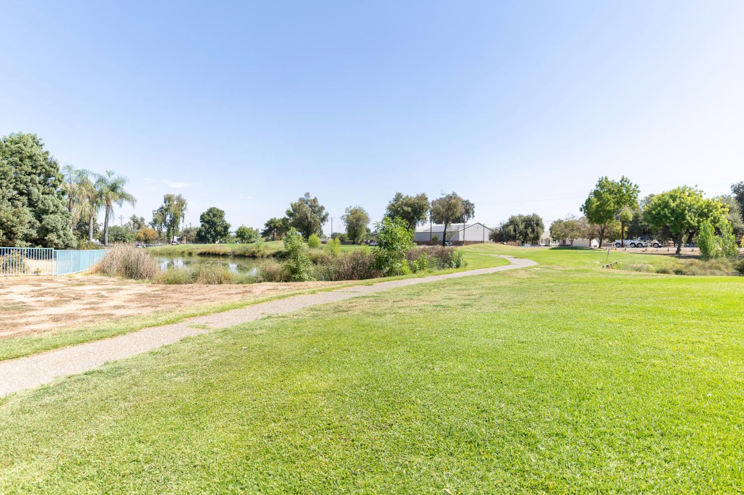950 Laguna Dr, Lemoore, CA 93245