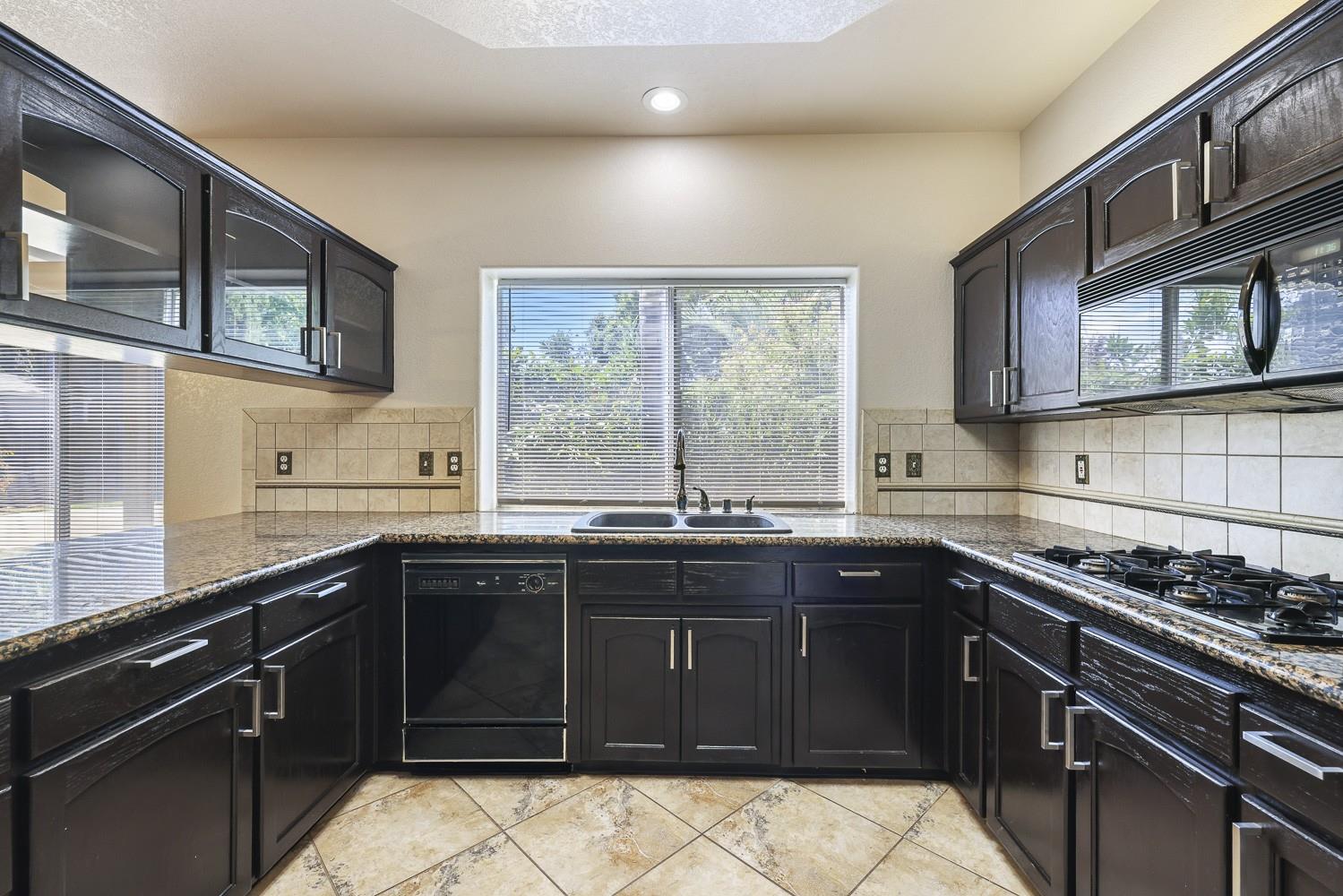 2037 E Lester Ave, Fresno, CA 93720