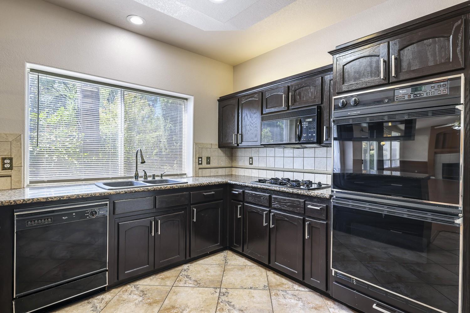 2037 E Lester Ave, Fresno, CA 93720