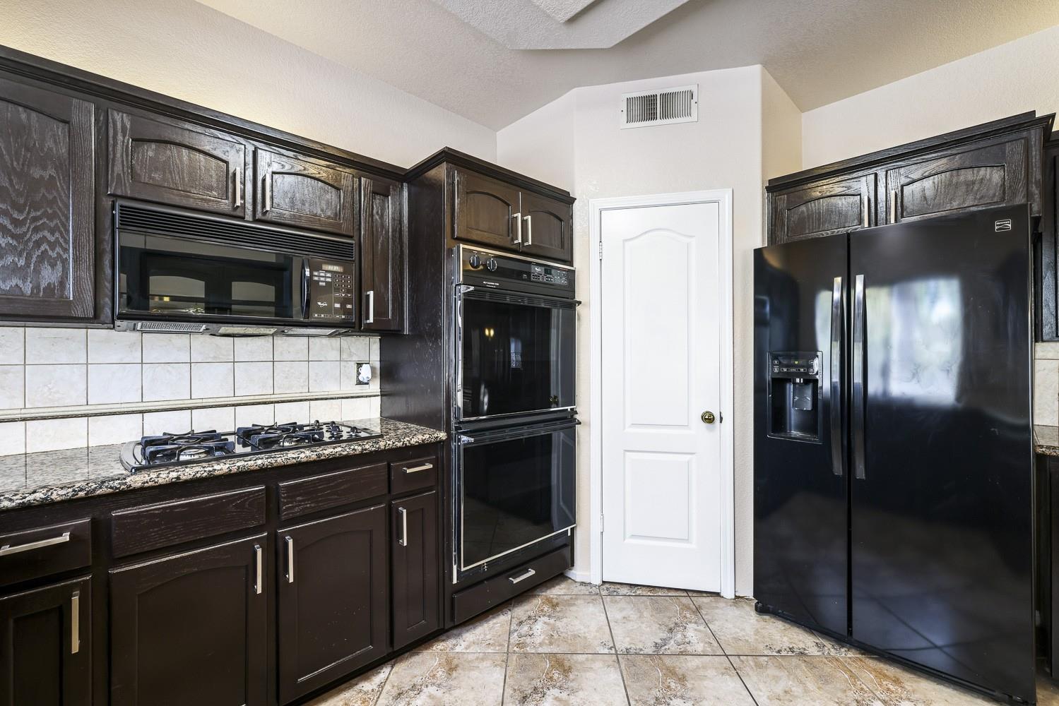 2037 E Lester Ave, Fresno, CA 93720